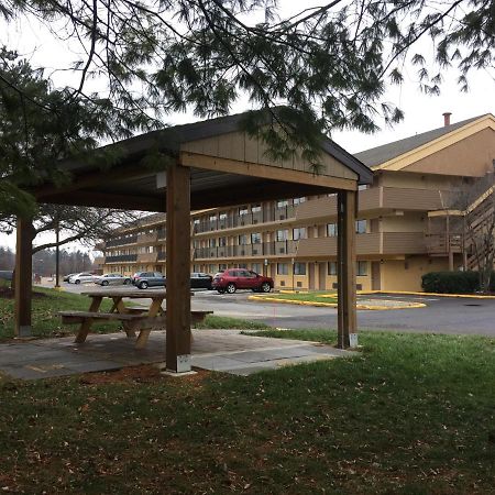 Americas Best Value Inn-Pittsburgh Airport Coraopolis Exterior photo